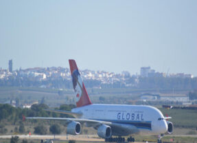 Airbus A380: Plus gros avion du passager mondial, de Global Airlines a atterri à Beja.